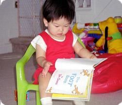 мальчик учится читать